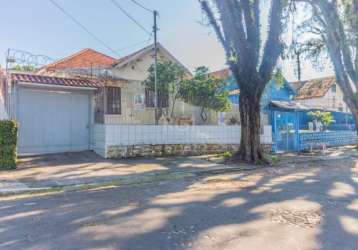 Exclusividade!!! excelente casa com 3 dormitórios sendo 1 suíte, uma sala com lareira, dois banheiros um deles com banheira, cozinha planejada. imóvel ensolarado com ótima localização, próximo de post