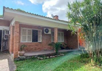 Casa térrea com 3 dormitórios sendo uma suíte.&lt;br&gt;sala de estar com lareira.&lt;br&gt;cozinha com área de serviço separada.&lt;br&gt;pátio na frente e nos fundos.&lt;br&gt;garagem coberta para u