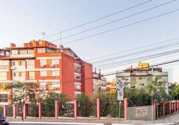 Belíssima cobertura de 2 dormitórios, 1 banheiro com box, 1 lavabo na cobertura, churrasqueira, bastante sol, 1 box escriturado, porcelanato em toda parte de baixo, cozinha sob medida, quarto de solte