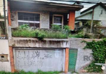 Casa necessitando de reformas com ótimo potencial para fins residencial ou comercial no bairro medianeira com 4 dormitórios. a casa principal possui 3 dormitórios com 1 suíte, 2 salas de estar, sendo 