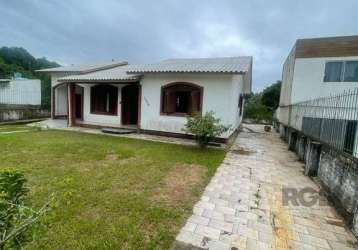 Casa de alvenaria no bairro centenário  com dois dormitórios , sala de  estar , patio cercado , . terreno medindo 16x24