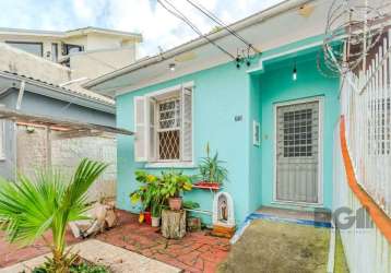 Casa com 3 dormitórios, situada no bairro medianeira, churrasqueira. possui 2 banheiros  . pátio frente e fundos  com ambiente agradável ,área de serviço,  com  despensa.,garagem para 1 carro, agende 