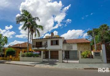 Excelente oportunidade de adquirir uma casa residencial/comercial de alto padrão localizada no prestigiado bairro menino deus, ao lado do belíssimo parque marinha do brasil e do icônico estádio beira 