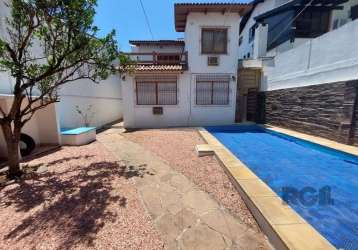 Fina residência multiuso à venda! perfeita para uso residencial, comercial ou misto, essa casa oferece excelente localização com ótimo custo-benefício. cercada por belas casas e uma charmosa praça na 