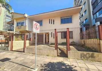 Excelente casa à venda em porto alegre, localizada no bairro boa vista. a casa possui 283m² de área privativa e 293m² de área total. com 3 quartos, sendo 1 suíte, e 2 banheiros sociais. conta com uma 