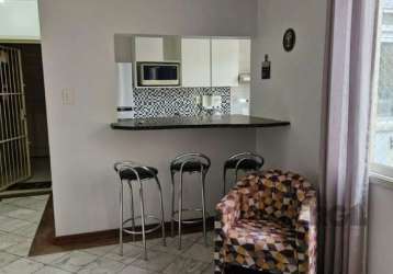 Apartamento de 2 dormitórios, todo mobiliado, oferece um ambiente confortável e pronto para morar, ideal para quem busca praticidade e aconchego. localizado no bairro bom fim, um dos mais charmosos e 