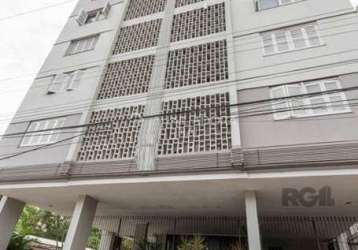 Apartamento 2 dormitórios no bairro bom fim, porto alegre, com amplo living, banheiro social, cozinha e área de serviço separada. andar alto, sol norte, silencioso e arejado.  &lt;br&gt;uma vaga de ga