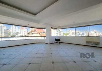 Com bela vista panorâmica, excelente cobertura, com 222m² privativos, originalmente 3 dormitórios, transformados em 2 dormitórios, sendo 1 suite master,  living dois ambientes, lavabo, cozinha mobilia