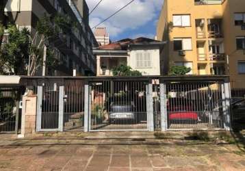 Vende-se terreno amplo, com 2 casa de madeira amplas, próprio com edificação de edifícios ou para comercio. próximo de todos os recursos