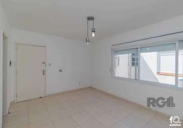 Apartamento de 3 dormitórios amplos,  living para 2 ambientes, sala de estar, banheiro social, cozinha bem espaçosa, banheiro serviço, terraço com tanque&lt;br&gt;prédio em ótima localização, próximo 