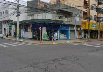 Prédio comercial com 3 lojas terreas e apto com 3 dormitórios no andar superior