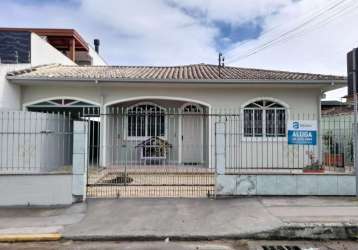 Casa com 3 quartos para alugar na praia joão rosa, biguaçu  por r$ 2.900