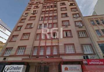 Excelente apartamento bem localizado no centro histórico de porto alegre. &lt;br&gt;&lt;br&gt;pé direito de 3 metros. quatro dormitórios, sendo um deles suíte com chuveiro elétrico, todos bem iluminad