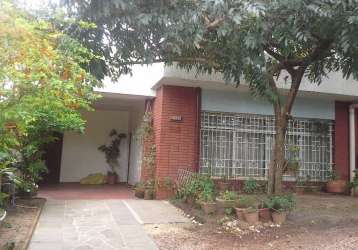 Residencia com 2 pavimentos bem localizada recuada, ajardinada, com 4 dormitórios e mais amplas pecas . aceita apartamento no bairro 3 ou 4 dormitorios com garagem   financiamento.