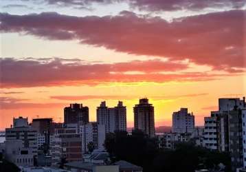 Cobertura de 02 dormitórios no bairro menino deus em porto alegre. &lt;br&gt;parte inferior com 02 dormitórios amplos, living para 02 ambientes com sacada integrada, cozinha, área de serviço, dependên