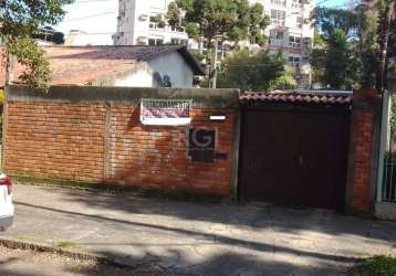 Terreno no bairro petrópolis com casa de alvenaria, medidas do terreno 10 x 30 mts.                 excelente localização,rua tranquila e silenciosa, uma quadra da praça nações unidas e próximo a todo