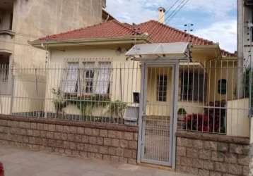 Excelente terreno no coração do menino deus, com 11x39m &lt;br&gt;imóvel com duas casa no terreno.&lt;br&gt;&lt;br&gt;frente: 03 dormitórios, 1 suíte, living de dois ambientes, 2 banheiros, escritório