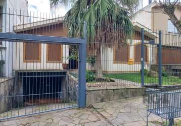 Não perca a chance de adquirir esta incrível casa à venda na encantadora cidade de porto alegre. localizada próxima a escolas, minimercados de bairro e várias praças para o lazer da família, além de c