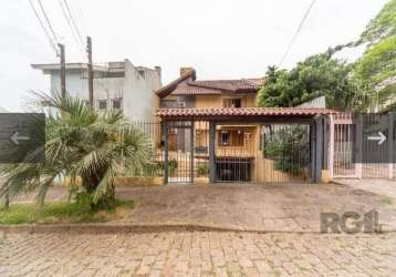 Casa à venda em porto alegre, no bairro espírito santo. com 4 dormitórios, sendo 2 suítes, 3 banheiros, 2 salas, varanda, churrasqueira, lareira e  garagem para até 4 carros. área total de 370m². exce