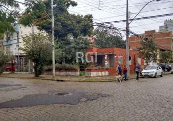 Terreno no bairro menino deus, com 240 m² de área, com 10,10m de frente ao norte na rua almirante gonçalves e 24m da frente ao fundo, ao sul com a  rua barão do tefé. estuda permuta por área construíd