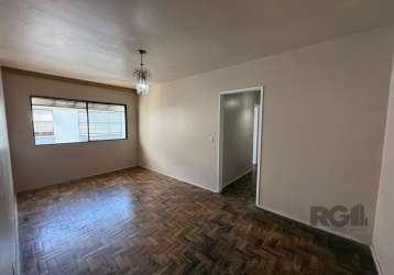 Apartamento recém-reformado com 80 m², situado no bairro menino deus, uma das áreas mais bem localizadas de porto alegre. &lt;br&gt;&lt;br&gt;o imóvel conta com 3 quartos espaçosos, uma sala ampla e b