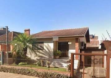 Casa térrea para locaçâo em porto alegre, no bairro sarandi, em alvenaria e telhas de cerâmica, com 3 dormitórios, sendo 2 suítes, uma com closet e armários modulados, sala de jantar, sala de estar co