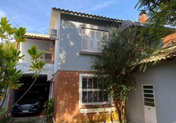 Casa com 4 quartos à venda na rua guaraum, 112, vila assunção, porto alegre por r$ 1.065.000