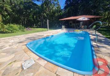 Linda chácara com piscina localizada na vila da gloria/sc