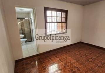 Sobrado com 2 dormitórios, sendo 1 suíte, sala , cozinha, quintal pequeno, lavanderia coberta, sem vaga de garagem