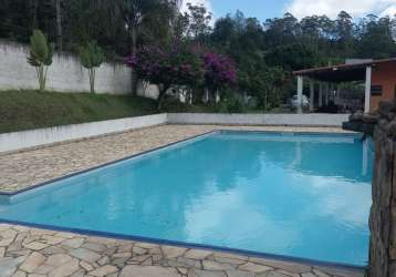 Chácara com piscina, lago e churrasqueira, casa com 4 dormitórios sendo 2 suítes, toda cercada com muro e portão automático.