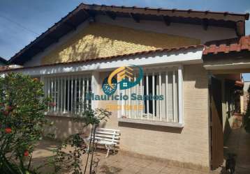 Casa térrea em mongaguá, bairro jussara, isolada com 3 dormitórios, 3 banheiros, churrasqueira, solário, próximo ao mar e a plataforma de pesca.