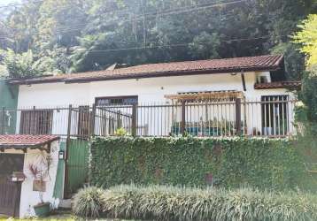 Casa plana com muito verde 2 suítes + 1 glória