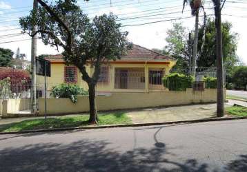 Casa no bairro medianeira com 240 m2, 4 dormitórios, área de serviço, banheiro privativo, banheiro social, cozinha, despensa, edícula, estac.sem vaga, lavanderia, pátio, portão garagem automático, sal