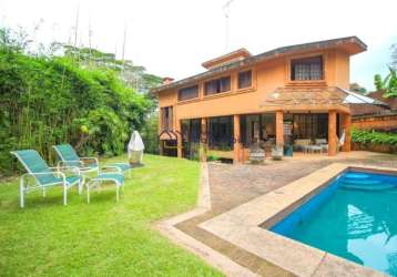 Casa em rua fechada no morumbi