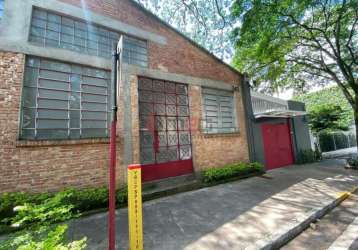 Amplo galpão comercial de esquina para locação no alto da lapa