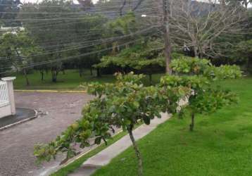 Casa em condomínio, com 3 dormitórios, sendo 1 suíte.