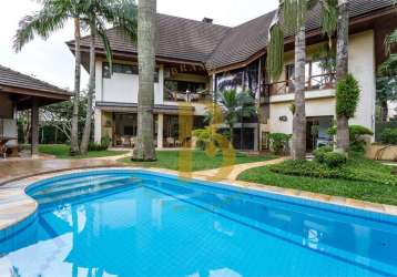 Casa espaçosa com piscina e jardim, localizada no bairro cidade jardim.