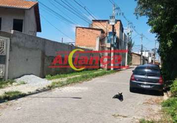 Casas novas sobrepostas em condominio