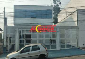 Casa com ponto comercial na parte debaixo .