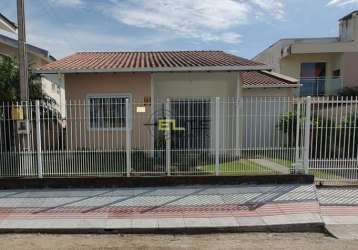 Casa à venda, de 02 dormitórios (01 suíte), piscina no aririú - palhoça