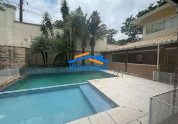 Casa em condomínio -  5 dormitórios sendo 3 suítes - piscina