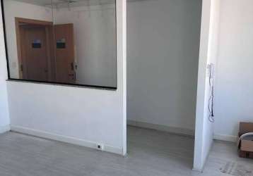 Sala comercial mobiliada com 32m² em excelente localização!