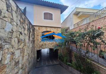 Casa com 3 dormitórios, sala espaçosa, 5 banheiros - ayrosa