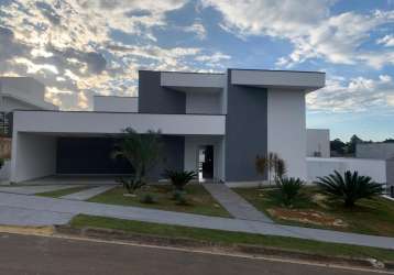 Linda casa térrea  com 560m2 de área construída,  em condomínio fechado portal dos lagos com 1.000m2  de terreno em  boituva - sp.