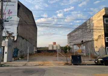 Terreno plano para fins comerciais