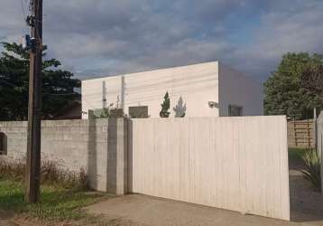 Casa robusta e bem localizada em garopaba: ideal para quem ama natureza e conforto.