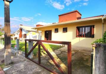 Casa térrea em garopaba-sc: 3 dorms, churrasqueira, vista privilegiada, próx. ao centro