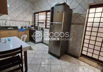 Casa à venda, 3 quartos, 1 suíte, 4 vagas, santa mônica - uberlândia/mg