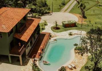 Casa alto padrão com piscina e lago