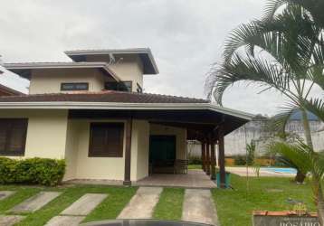 Sobrado com piscina dentro de condominio fechado.